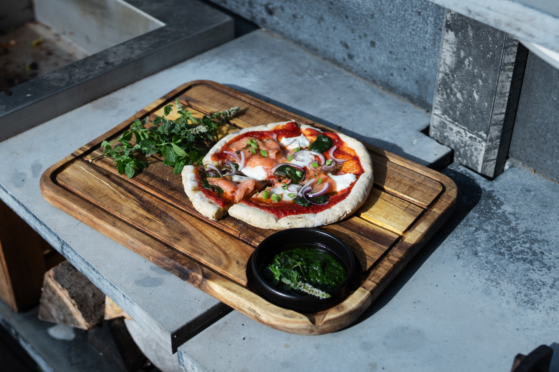 Haferflocken-Pizza mit Alaska Räucherlachs und Minze-Basilikum-Pesto