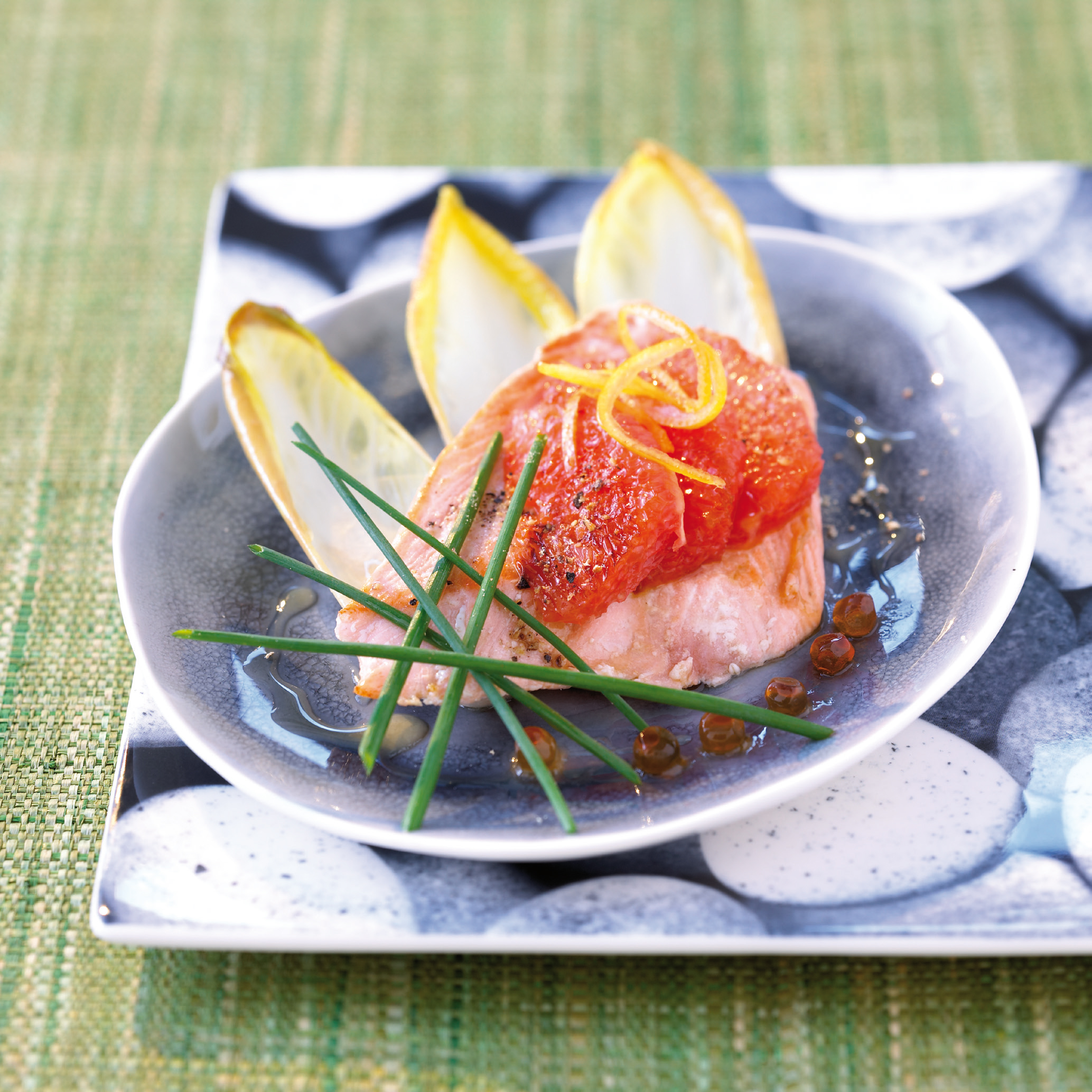 Alaska Wildlachsfilets mit Chicorée und pinker Grapefruit