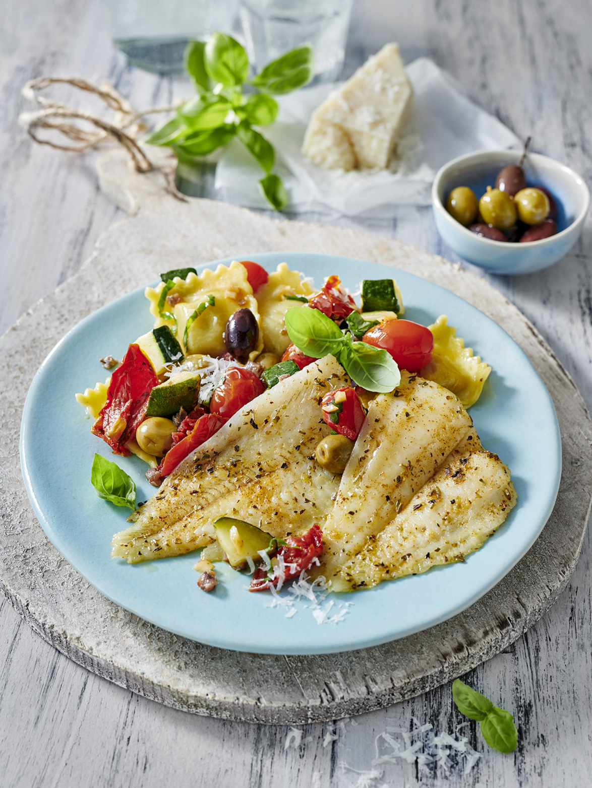 Gebratene Alaska Scholle mit Tomaten-Oliven-Ravioli