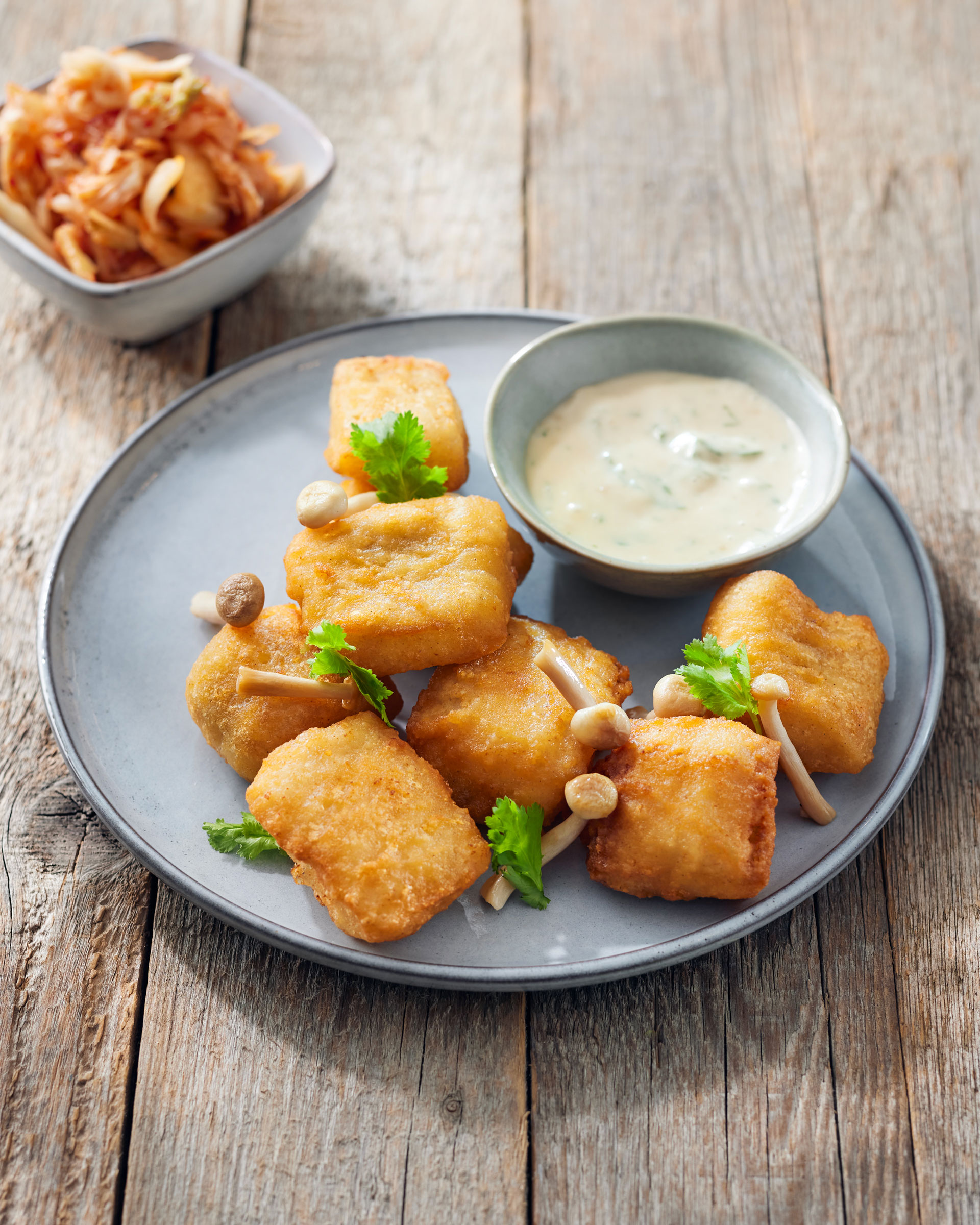 Kibbeling in Tempura auf Misomayonnaise und Kimchisalat