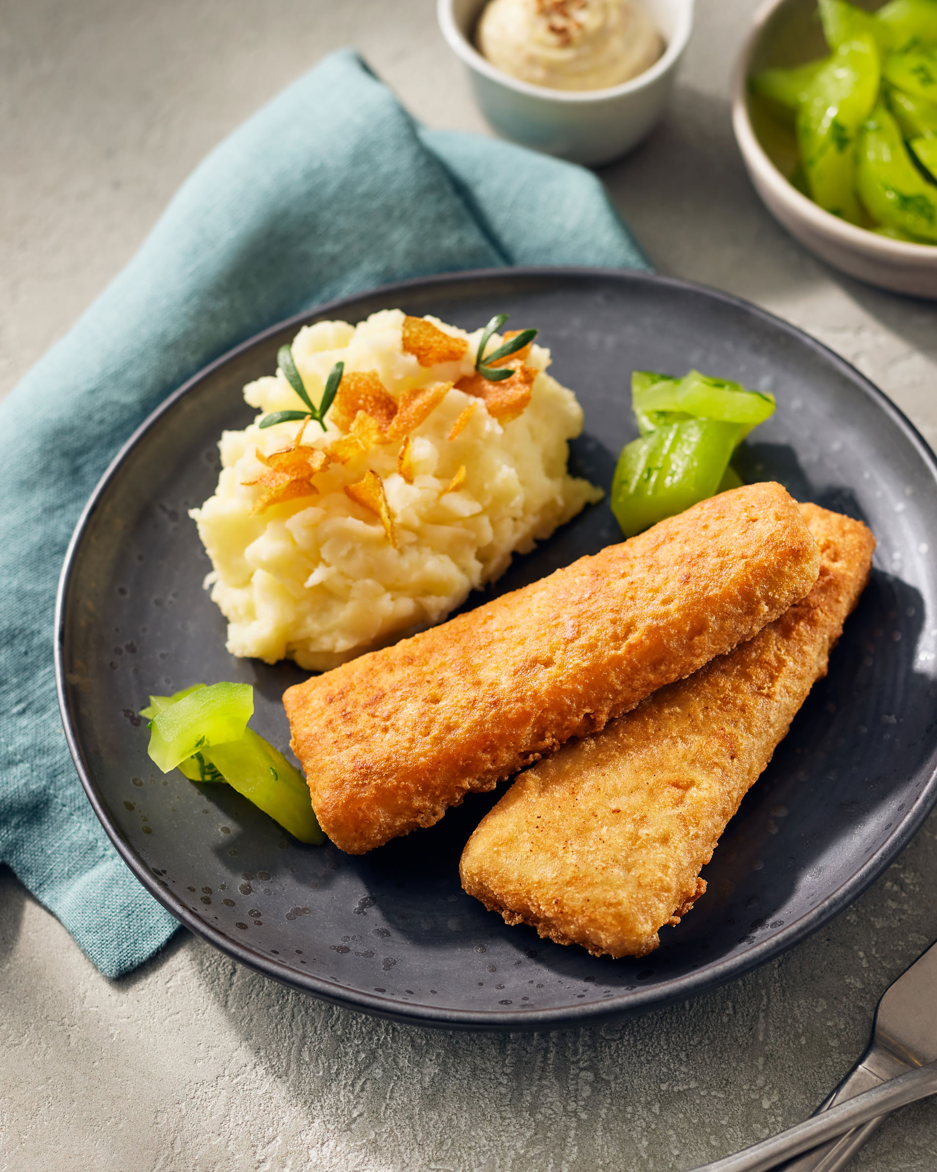 Knusperbackfisch mit körniger Senfmayonnaise, Kartoffelstampf und Schmorgurken