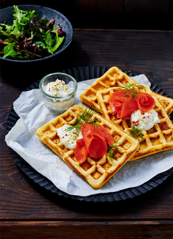 Räucherlachs-Waffeln mit Limetten-Dip 