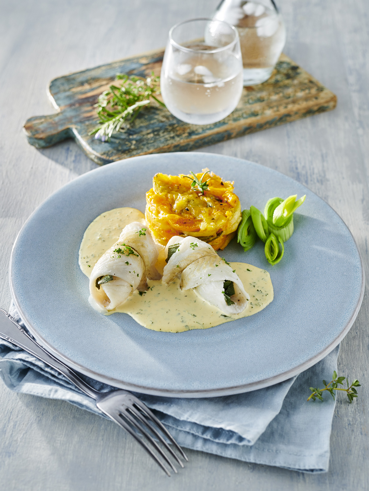 Schollenfiletröllchen mit Chardonnay-Sauce und Kartoffel-Lauch-Gratin