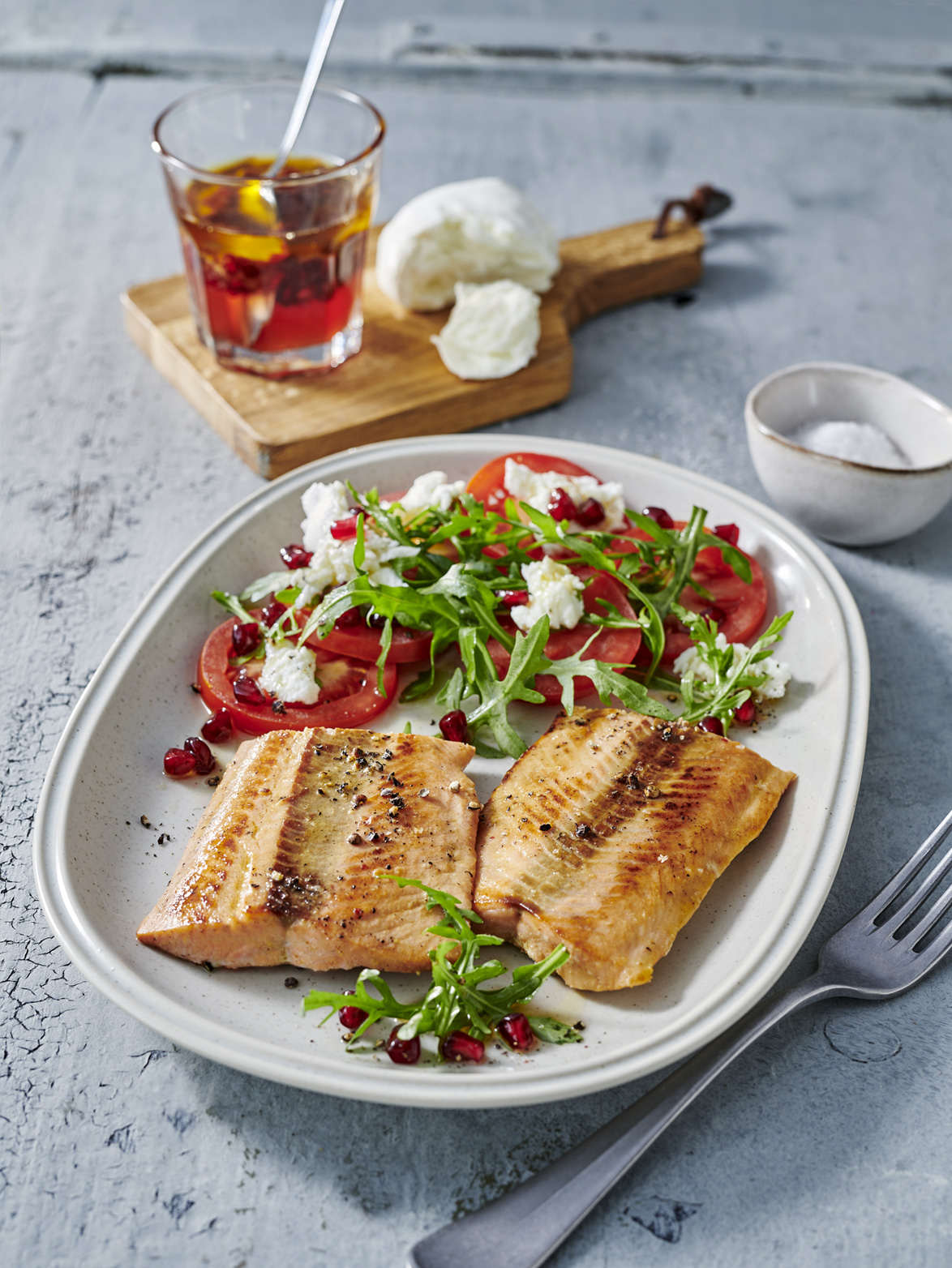 Wildlachs in Ahornsirup-Marinade mit Tomatensalat